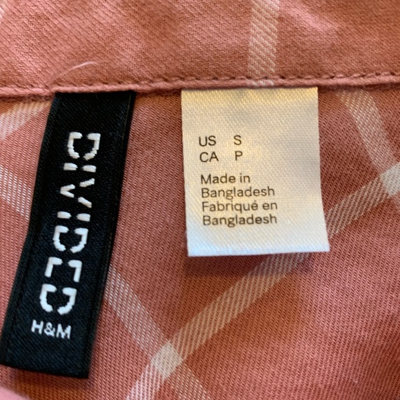 Pink button up top from H&M. Size US S - Picture 2 of 3